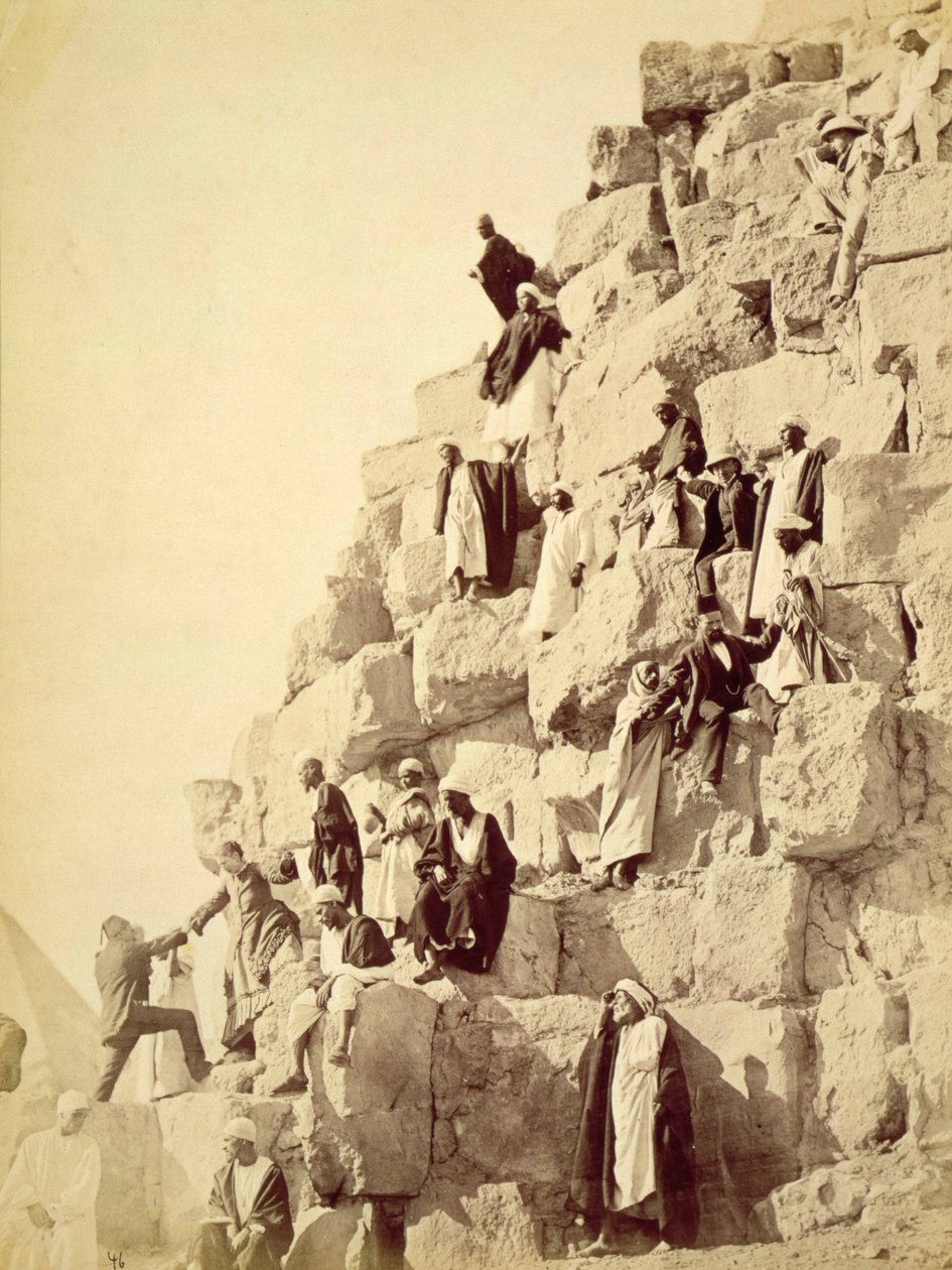 Arabes aidant les touristes à escalader les pyramides de Gizeh, c.1850 (photographie sépia) - Unknown