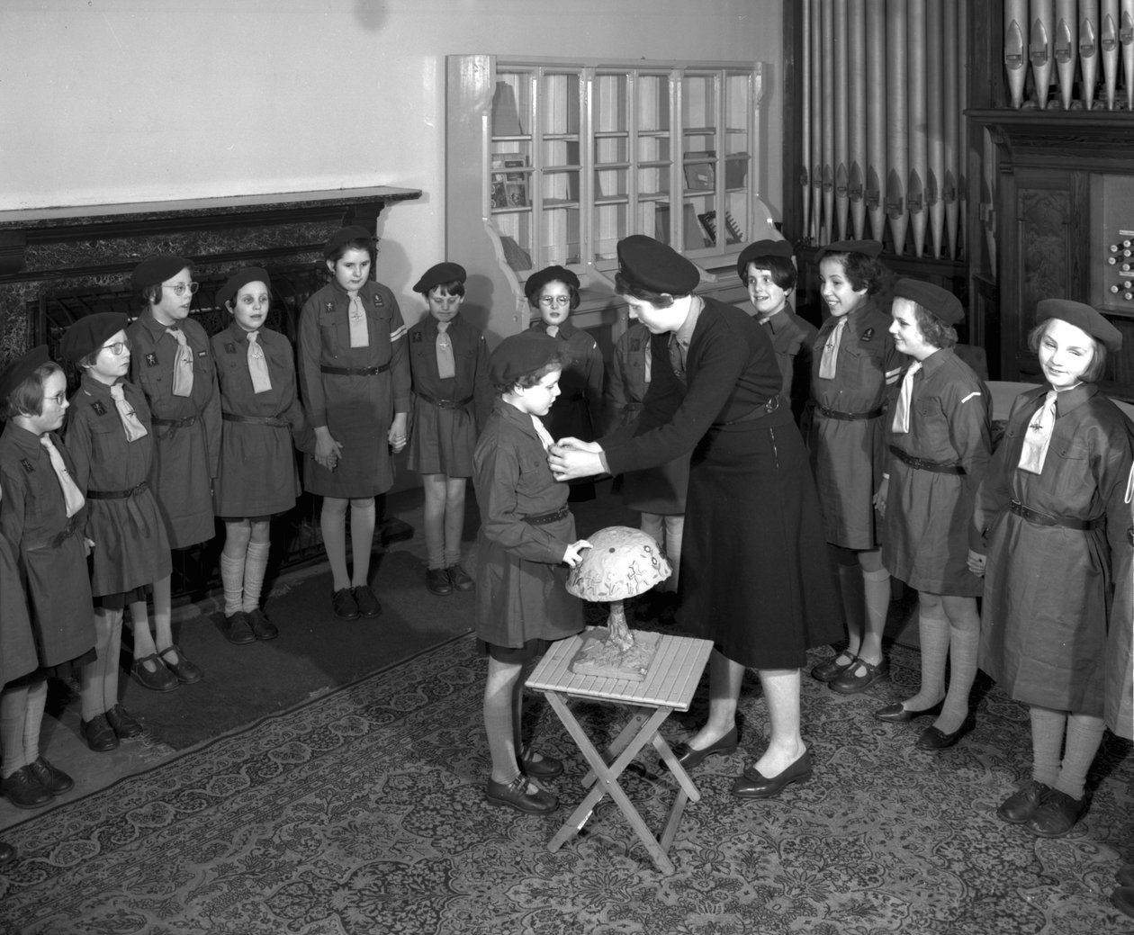 Présentation à un membre de la troupe des Brownies à l