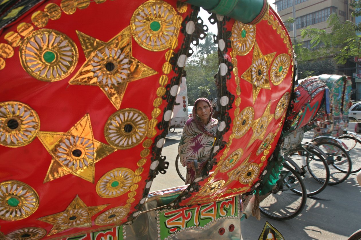 Les rickshaws sont un moyen de transport courant au Bangladesh. La décoration des rickshaws est une forme d