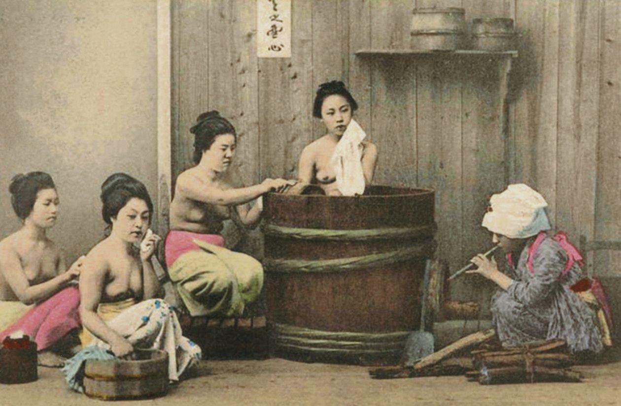 Lavoir au Japon, c.1880 (photo albuminée colorée à la main) - Unknown