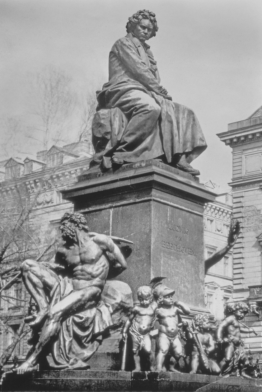 Monument à Ludwig van Beethoven, le compositeur assis sur un piédestal au-dessus de figures allusives à la Neuvième Symphonie, par Kaspar Ritter von Zumbusch (1830-1915), 1880 (bronze) - Austrian School