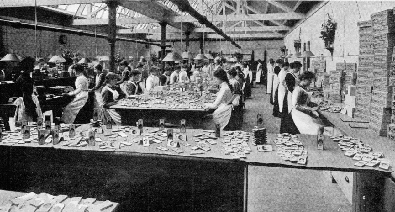 Remplissage de boîtes de chocolat dans une usine de York en préparation pour les thés de la reine, illustration de The Graphic, 19 juillet 1902 - English Photographer