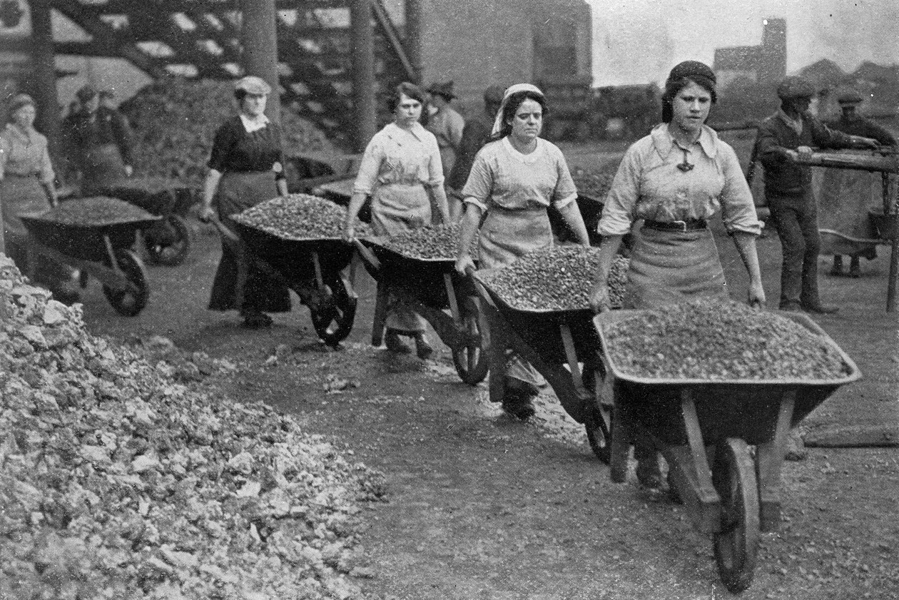 Femmes transportant du coke dans une usine à gaz, photographies du War Office, 1916 - English Photographer