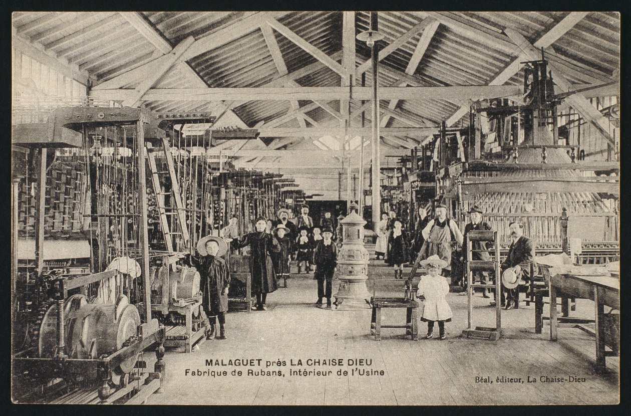 Carte postale représentant une manufacture de rubans à Malaguet, près de La Chaise-Dieu, Haute-Loire, vers 1900 - French Photographer