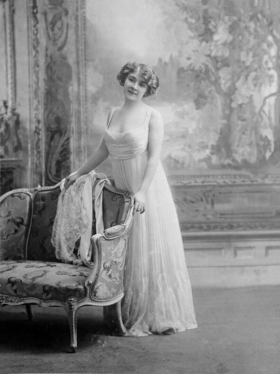 Amélie Diéterle à ses débuts comme actrice au Théâtre des Variétés - Nadar