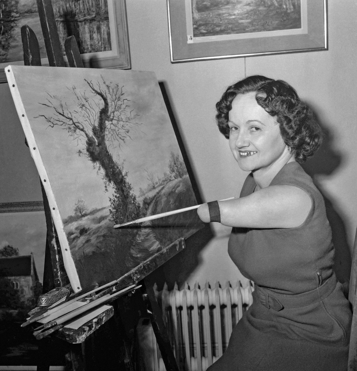 Denise Legrix, née sans jambes ni avant-bras, peignant une toile, Paris, 21 novembre 1960 - Unknown
