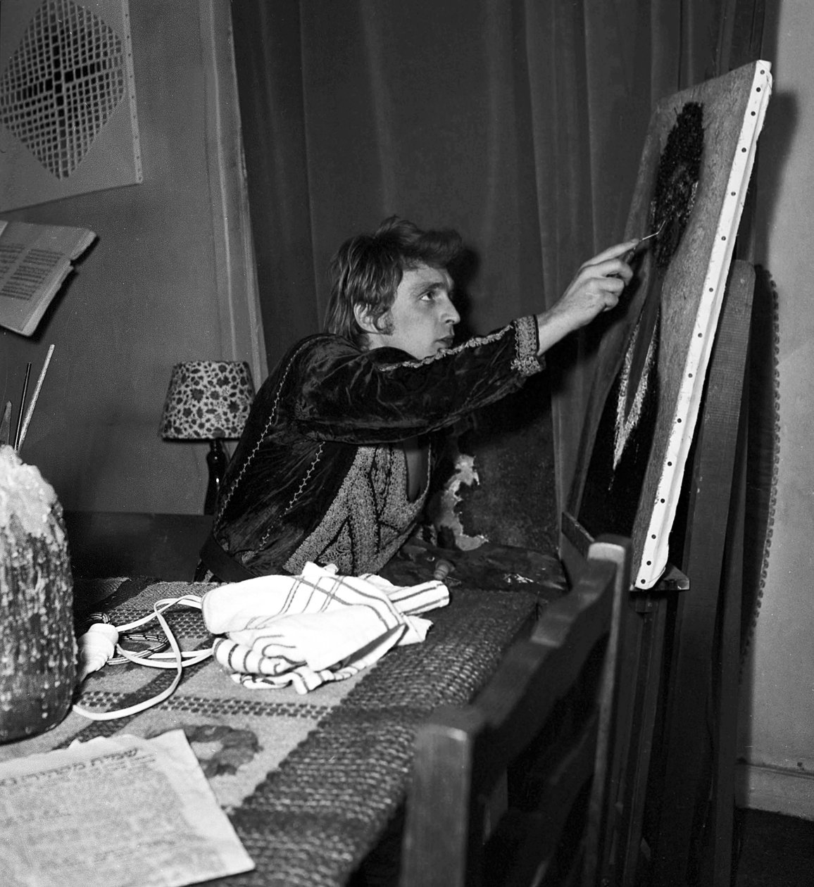 Le chanteur français Christophe (Daniel Bevilacqua) peignant une toile chez lui, 18 novembre 1969 - Unknown