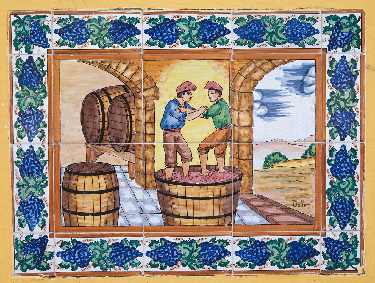 Carreaux de céramique espagnole moderne de style XVIIe ou XVIIIe siècle montrant des ouvriers foulant des raisins dans une cuve dans la cave du vignoble - Unknown