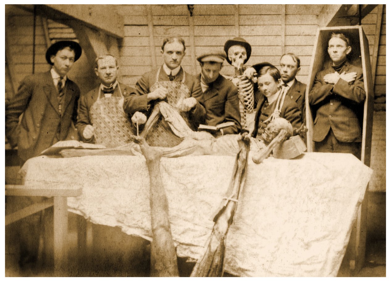Étudiants en médecine victorienne avec des cadavres, vers 1890 - Unknown