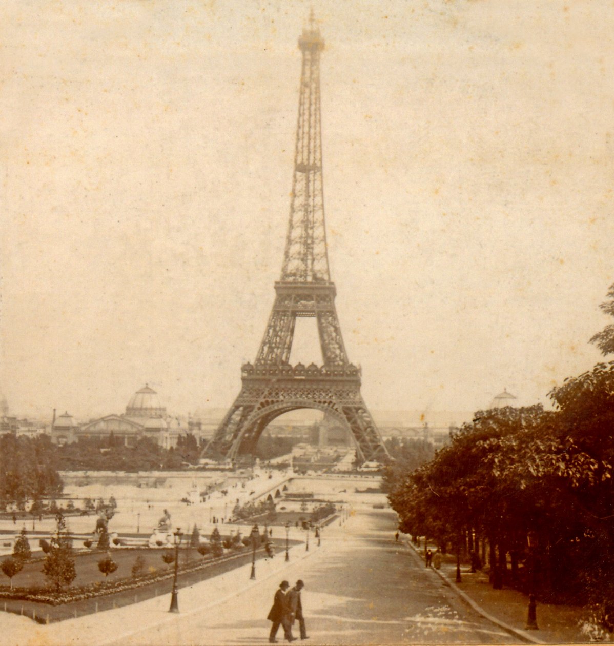 Vue de la Tour Eiffel et de la Galerie des Machines depuis les Jardins du Trocadéro, Paris, France c. 1889 - Unknown