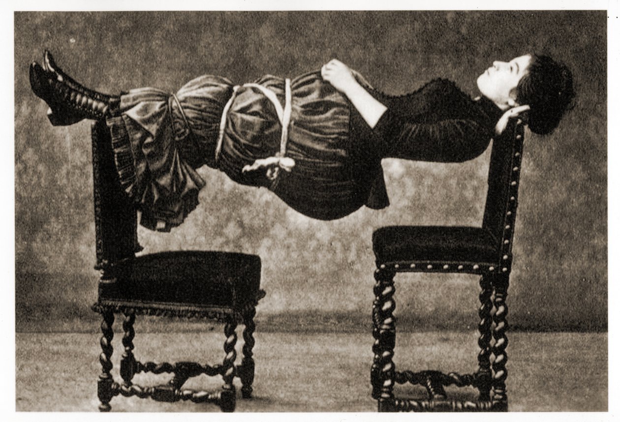 Femme lévitant, vers 1890 - Unknown