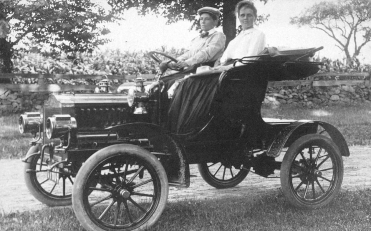 Frances Kellor et Mary Dreier assises dans une automobile ancienne, vers 1910 - American Photographer