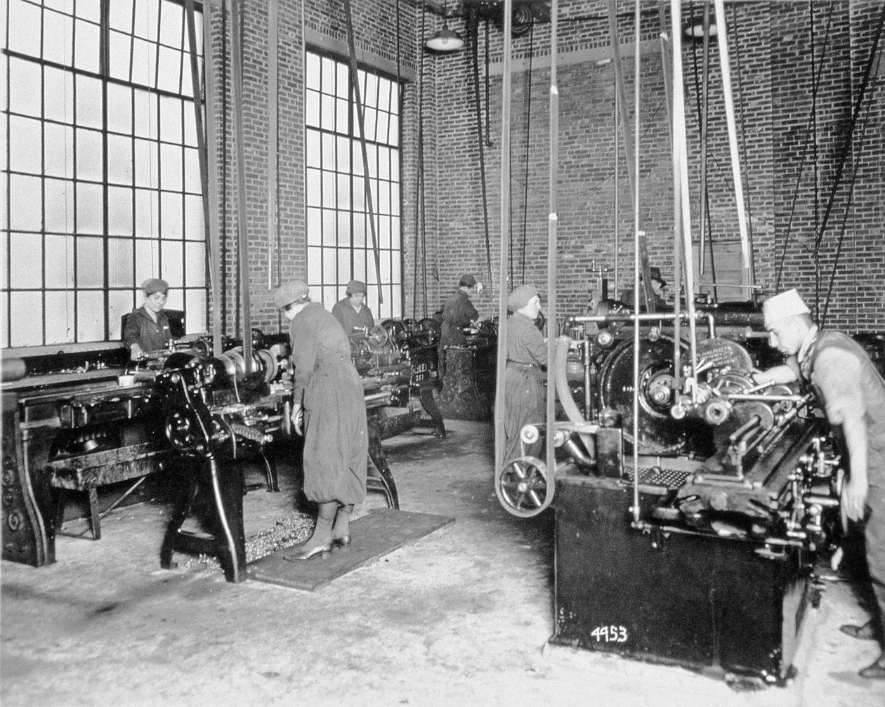 Femmes travaillant dans une usine pendant la Première Guerre mondiale, c.1917 - American Photographer