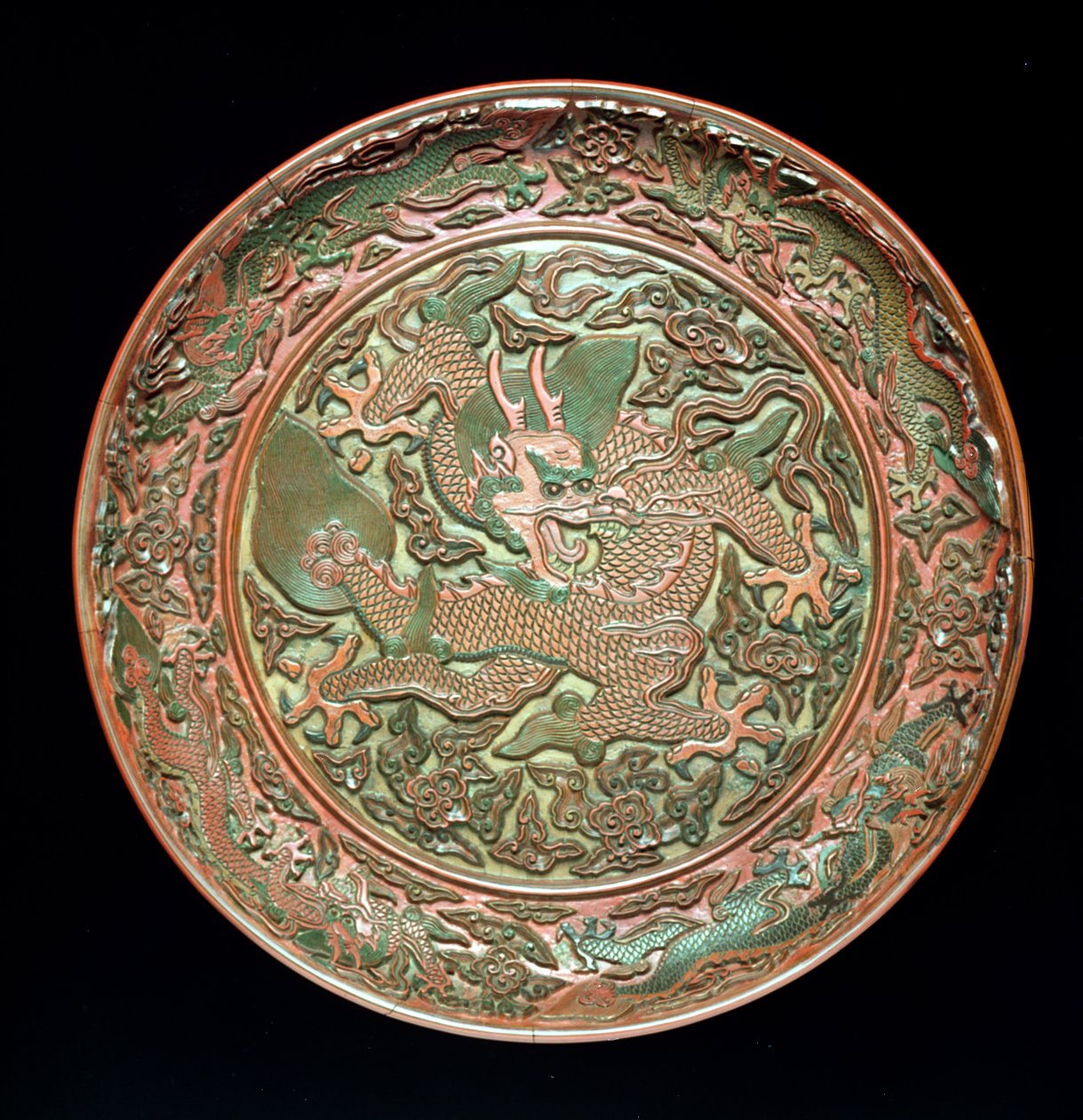 Plat circulaire décoré de neuf dragons, dynastie Ming 1403-1644, période Jianjing 1522-66 - Chinese School