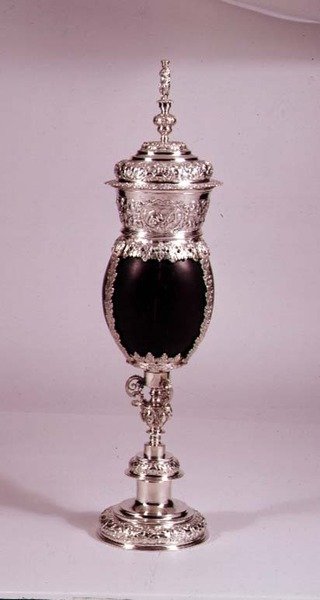 Coupe et couvercle en noix de coco avec montures en argent repoussé, 1656 - Dutch School