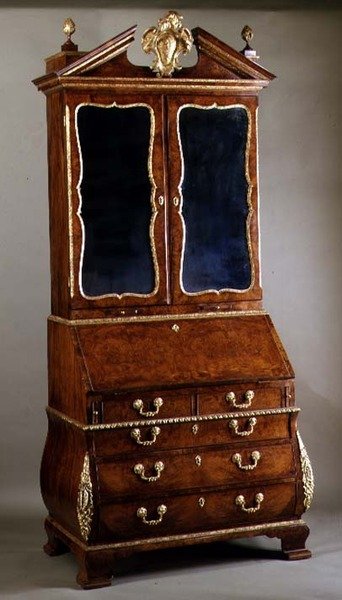 Bibliothèque bureau George I avec côtés bombés et montures en or moulu, c.1720 - English School