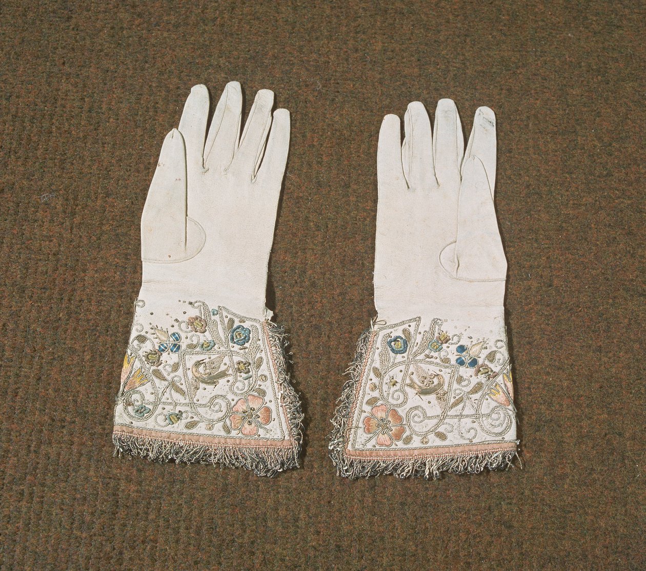 Paire de gants de dame brodés de fils métalliques et de soie - English School