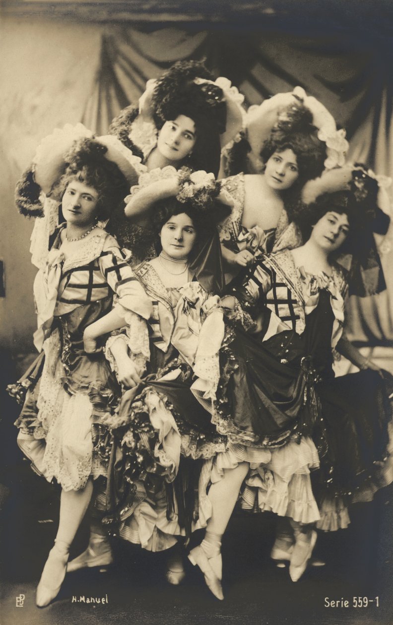 Filles en costume - French Photographer