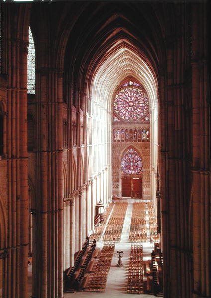 Vue intérieure de la nef vers l