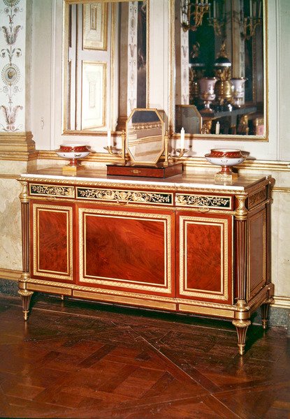 Commode style Louis XVI de la chambre de l