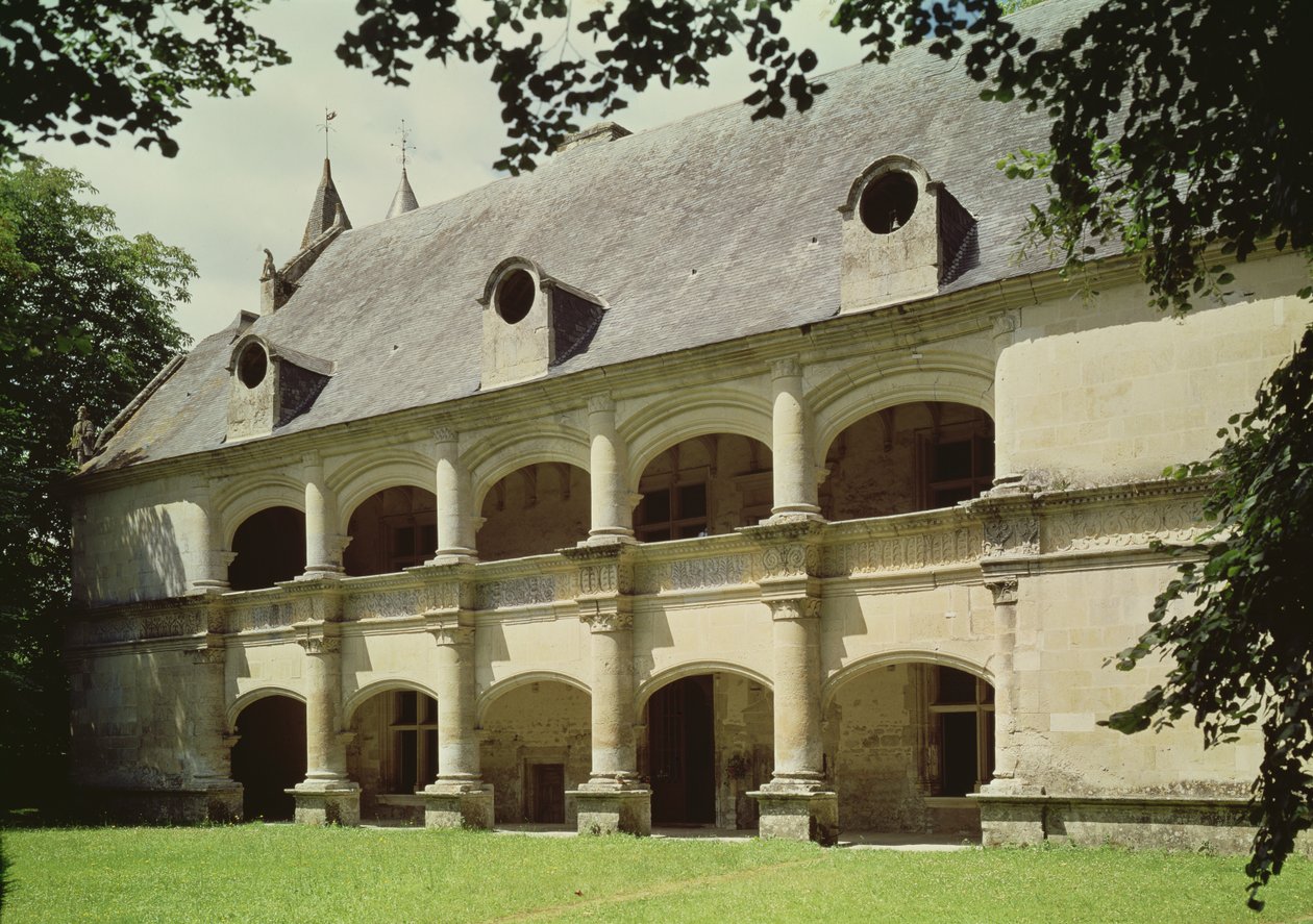 Vue de la façade du château avec deux galeries superposées - French School
