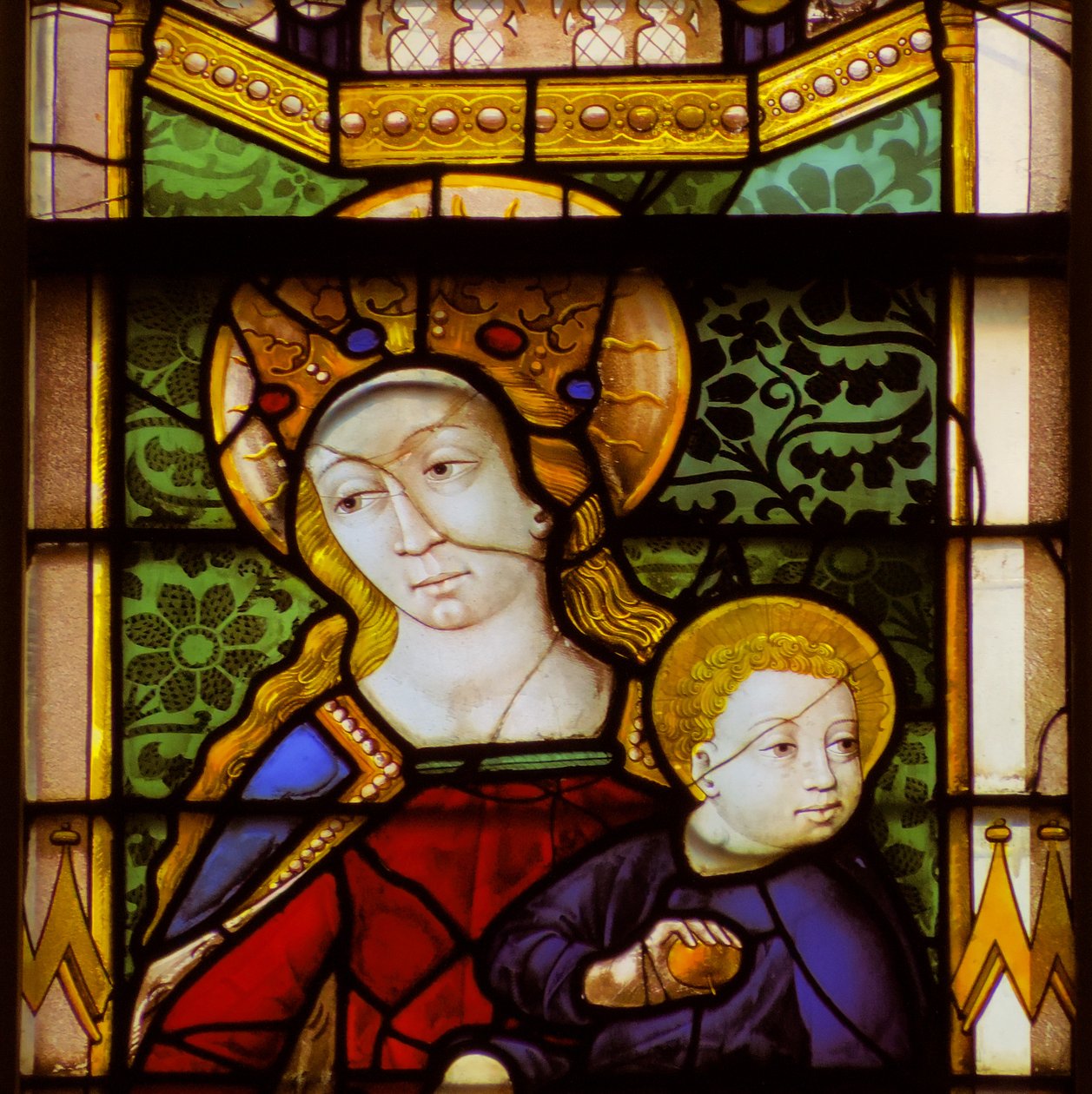 Vitrail représentant la Vierge et l