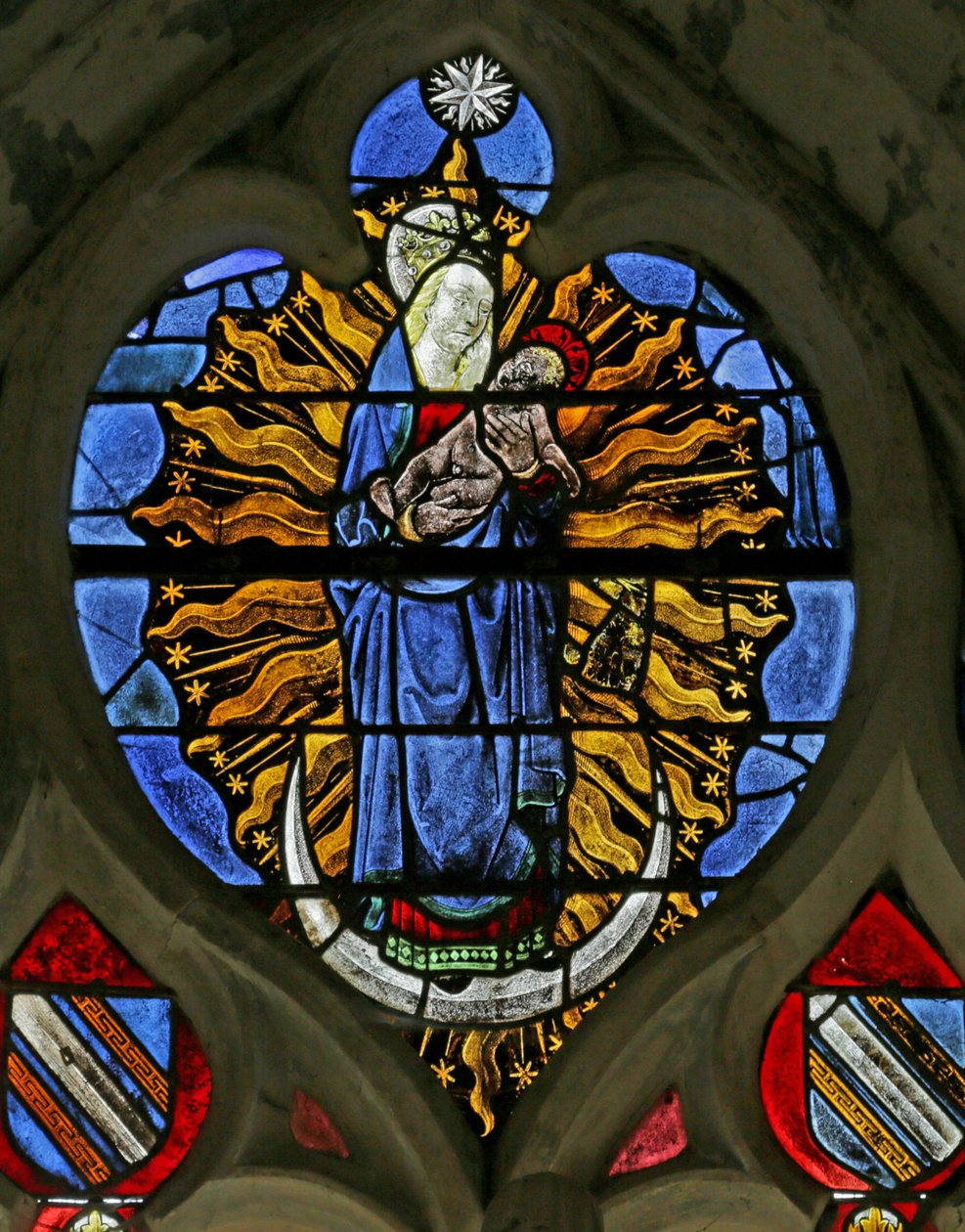 Fenêtre représentant la Femme vêtue de soleil et avec la lune sous ses pieds du Livre de la Révélation de Saint Jean - French School