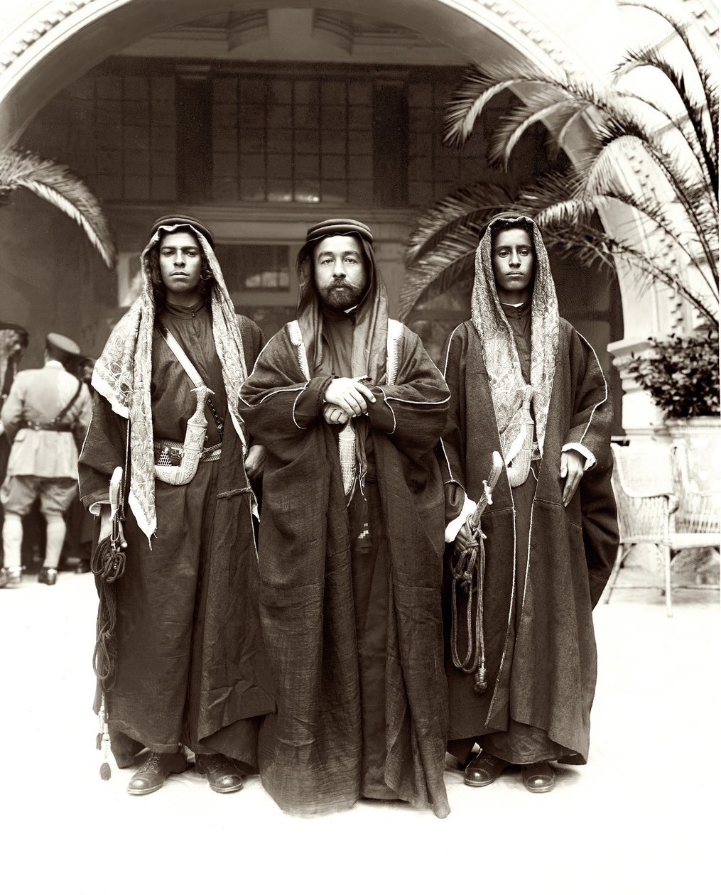 Sherif Abdullah (centre) avec Sheikh Jwayber el-Otaiby (à droite) de la tribu Otaibeh, 1921 - A. Reid