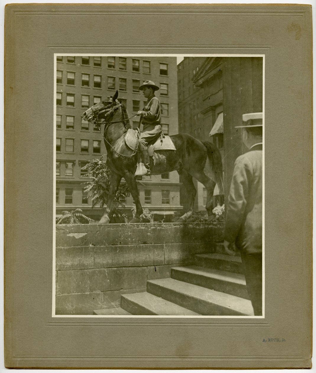 Homme en uniforme de la Première Guerre mondiale à cheval sur les marches du Vieux Palais de Justice - A. Ruth