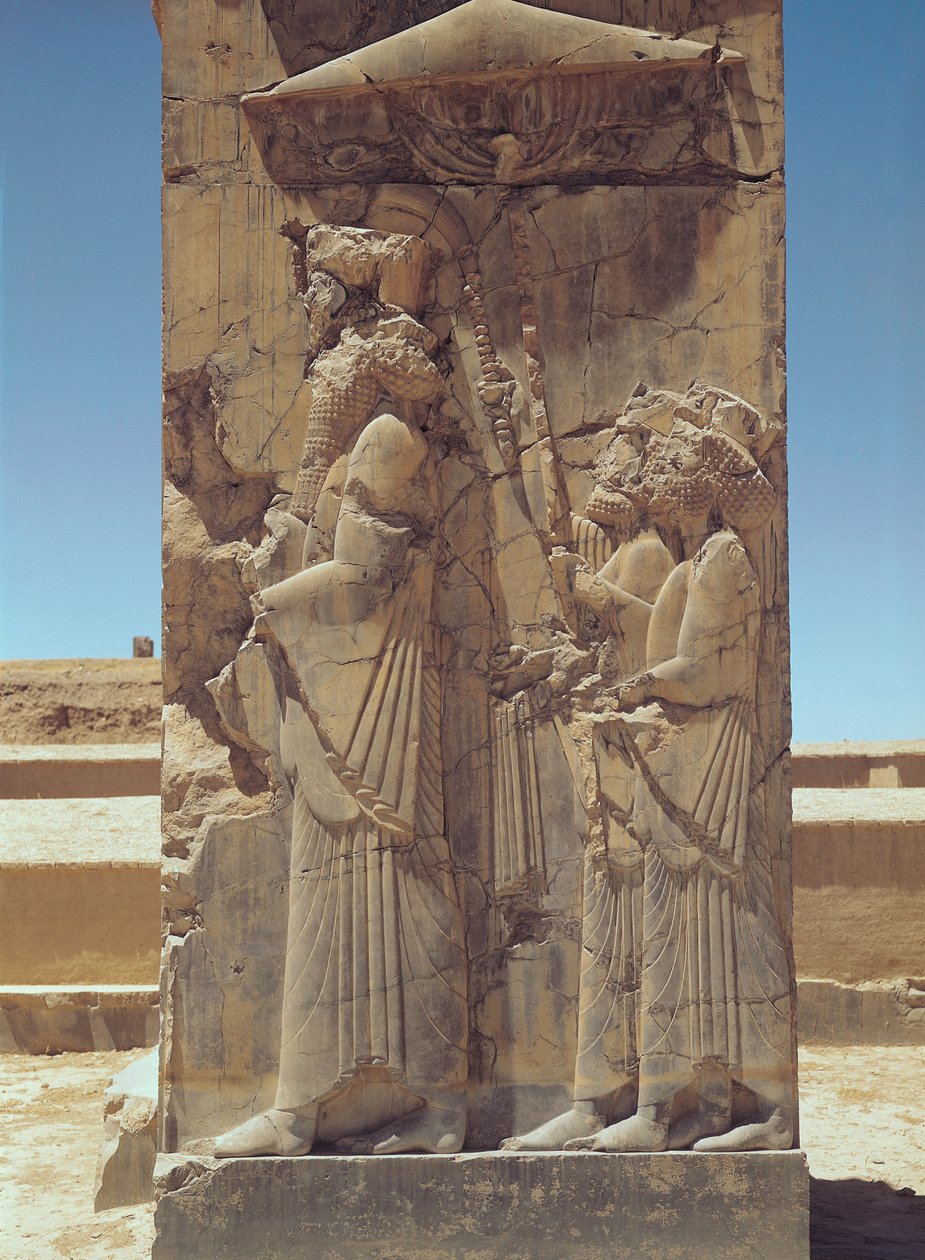 Relief représentant Xerxès I (c.519-465 av. J.-C.) avec deux assistants - Achaemenid