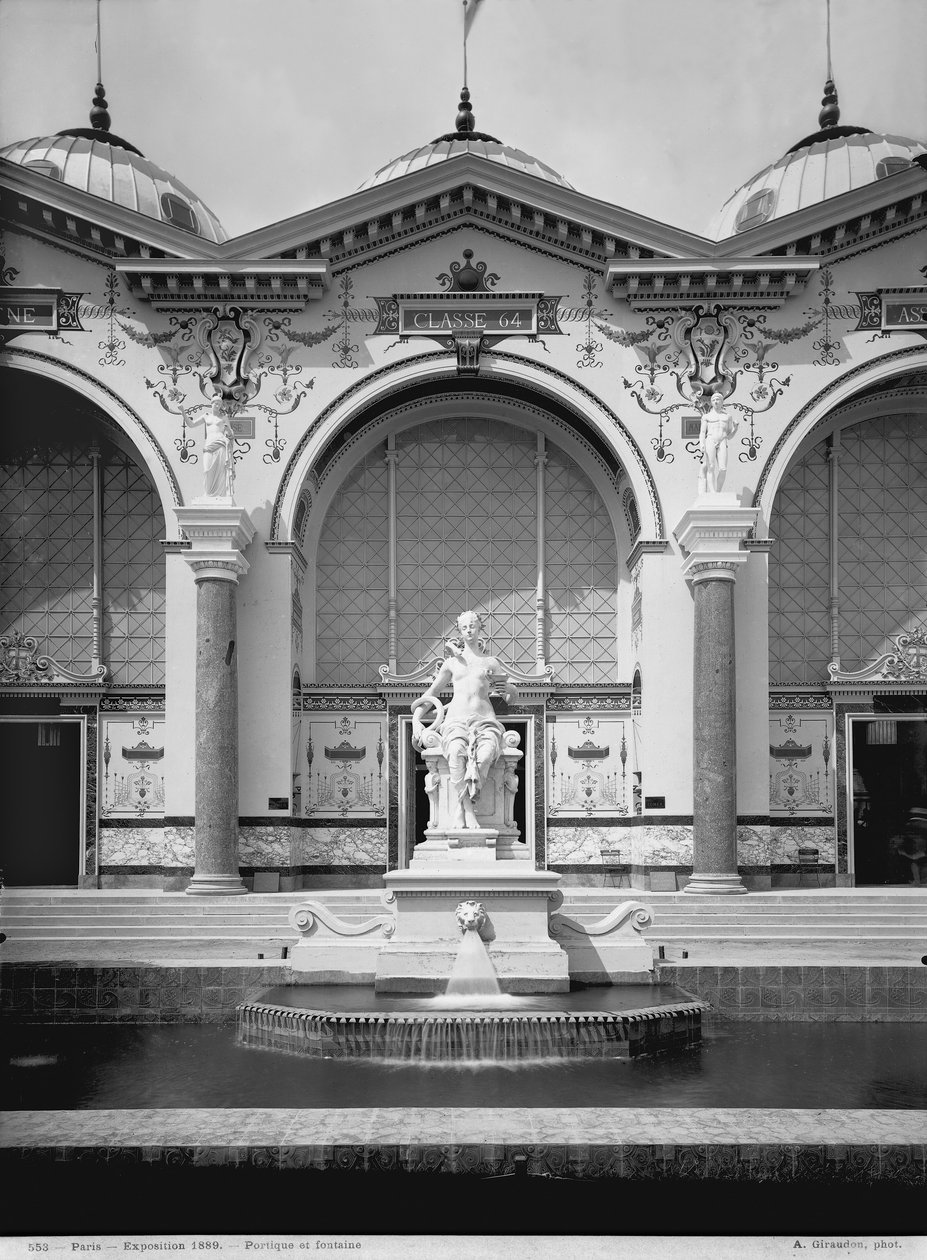 Portique et fontaine à l