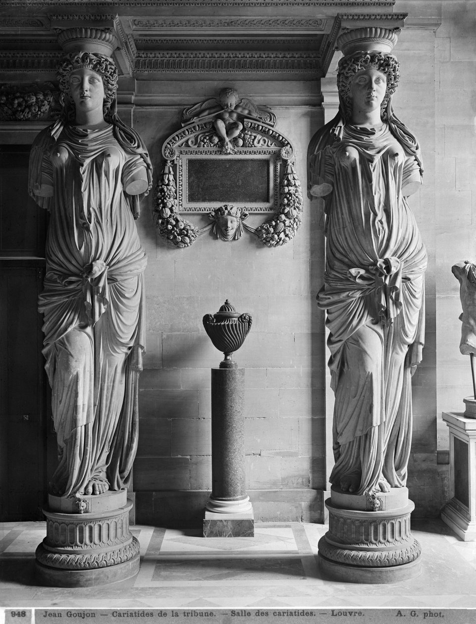 Vue de deux cariatides de la Tribune des Cariatides au Musée du Louvre, fin du 19e siècle - Adolphe Giraudon