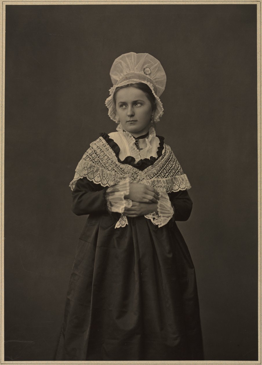 Femme en robe lorraine - Adolphe Braun
