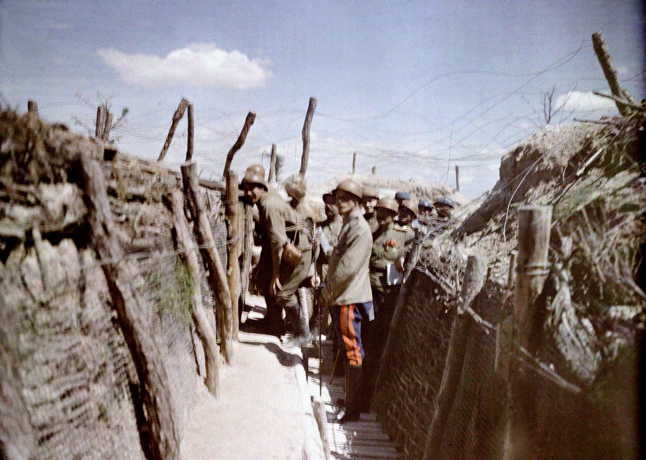 Soldats français et possiblement russes dans une tranchée sur le front occidental, France, 1916 (autochrome) - Albert Samama Chikli
