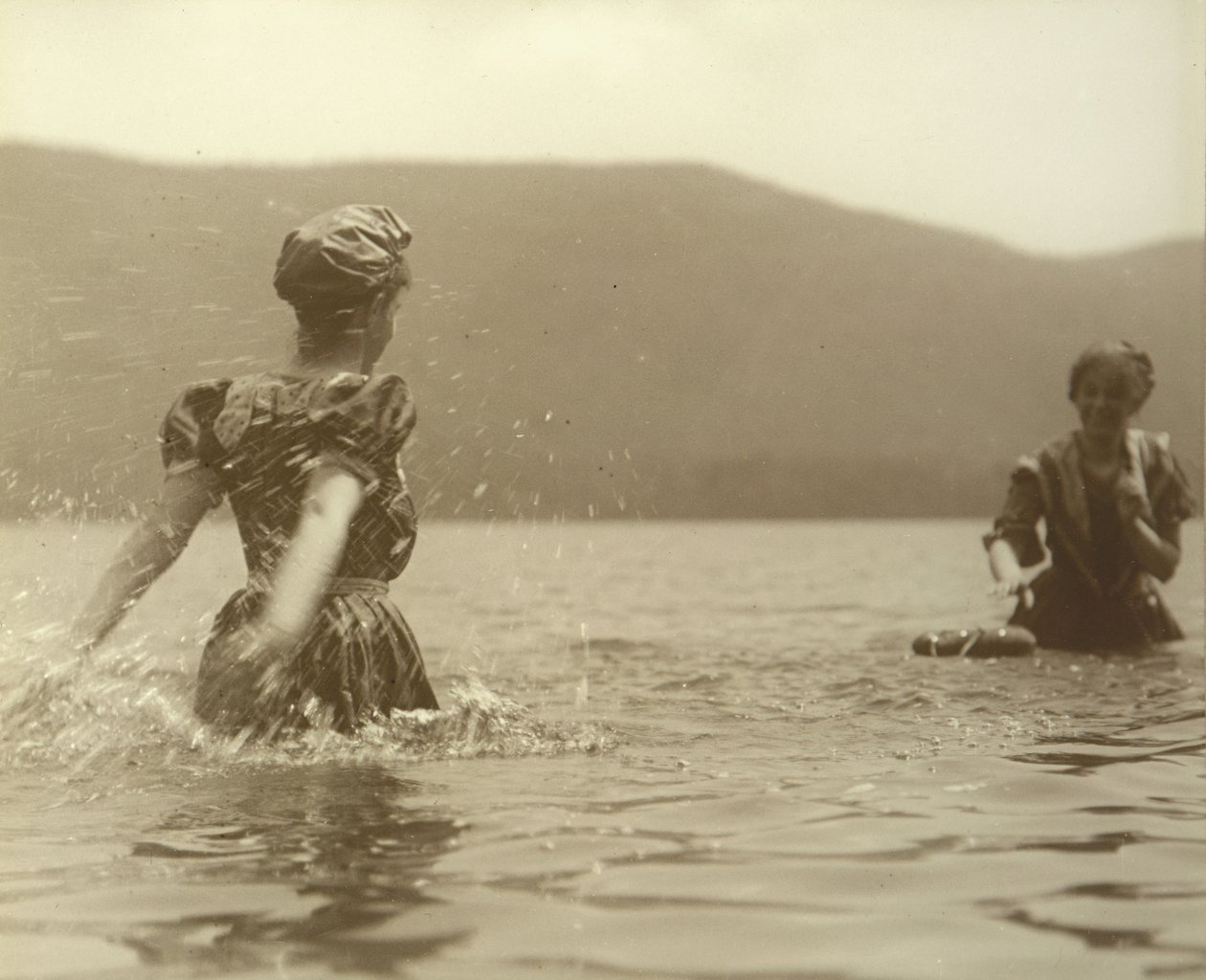 Emmy et Selma, Lac George - Alfred Stieglitz