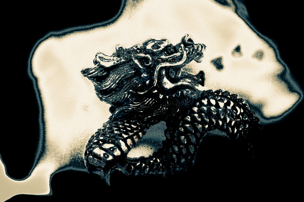 Dragon cracheur de feu, 2021 (photographie repeinte) - Alice Gur Arie