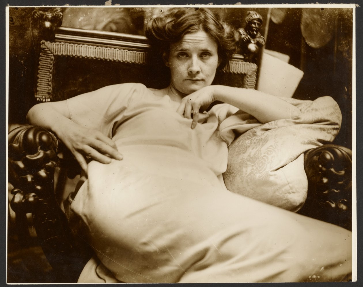 [Modèle féminin dans un fauteuil, Paris] - Alphonse Maria Mucha