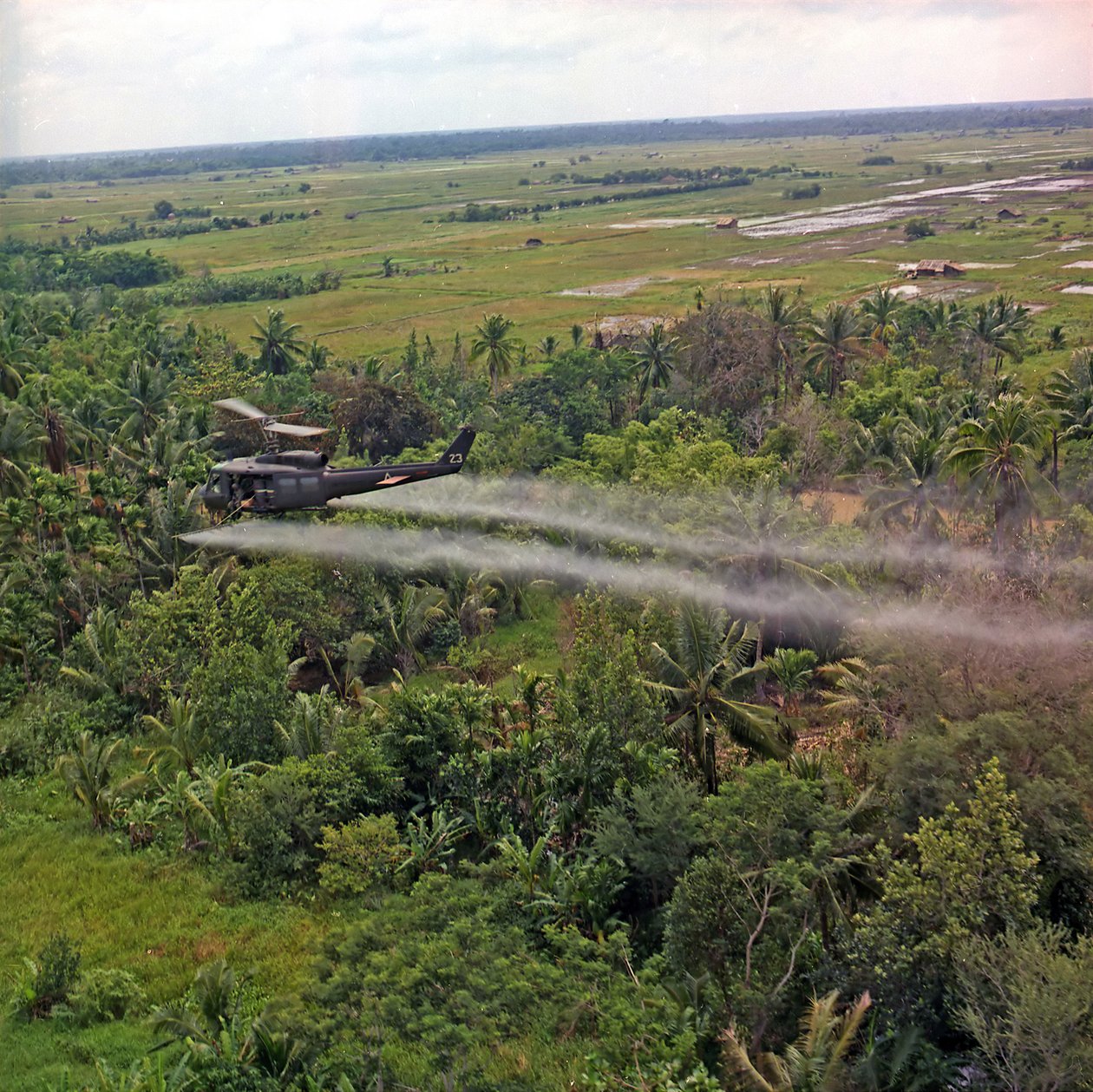 Un hélicoptère UH-1D de la 336e compagnie d