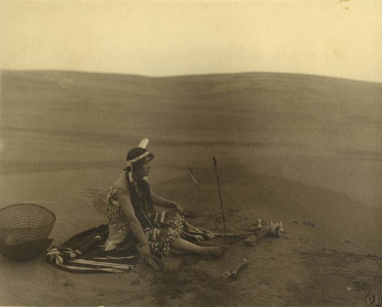Une femme amérindienne assise - American Photographer