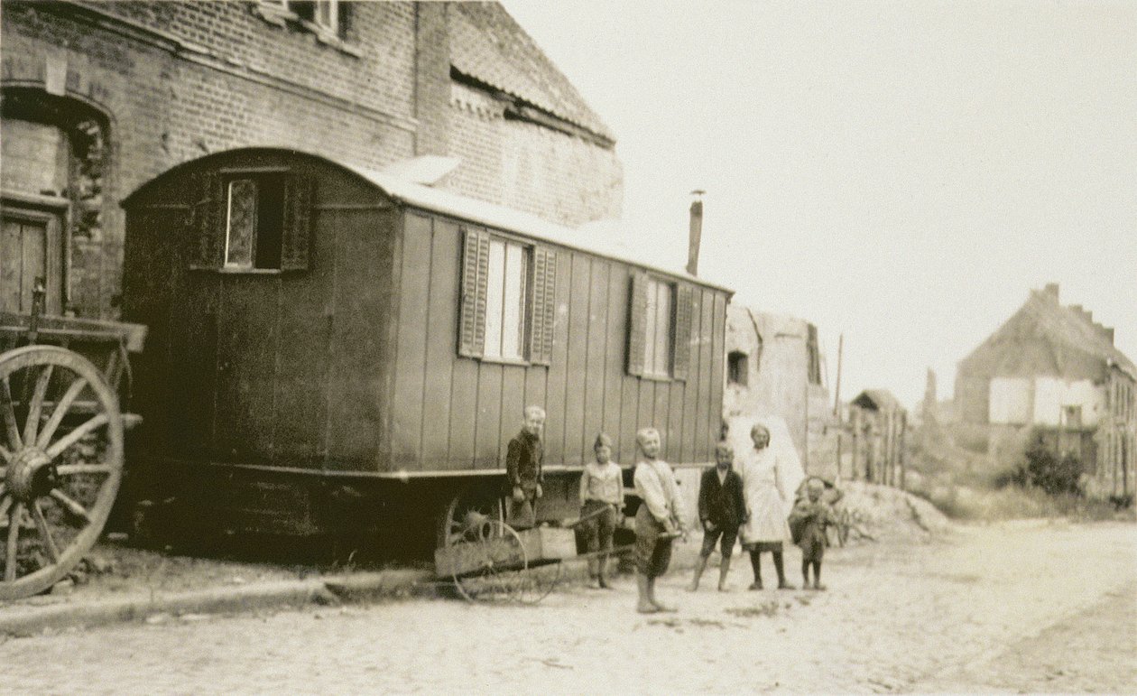 Enfants et familles en France après la Première Guerre mondiale, Lens, Pas-de-Calais, 1919 - American Photographer