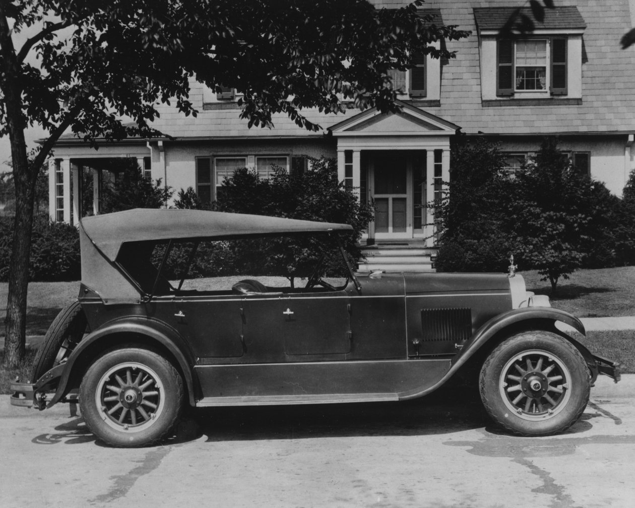 Automobile DuPont devant la maison, c.1919-30 - American Photographer