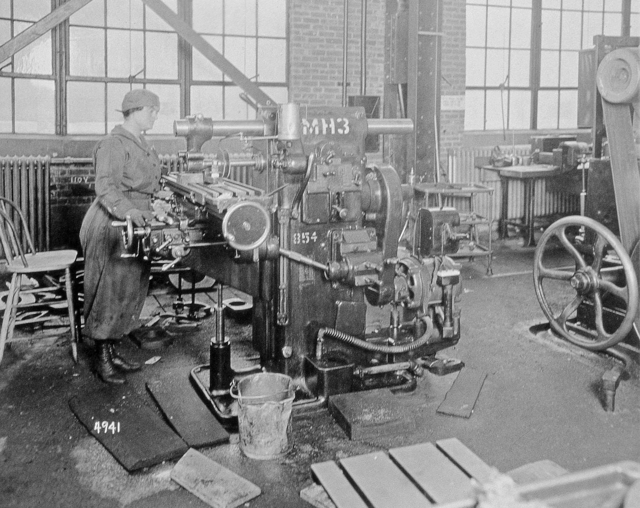 Travailleuse dans une usine pendant la Première Guerre mondiale, c.1917 - American Photographer