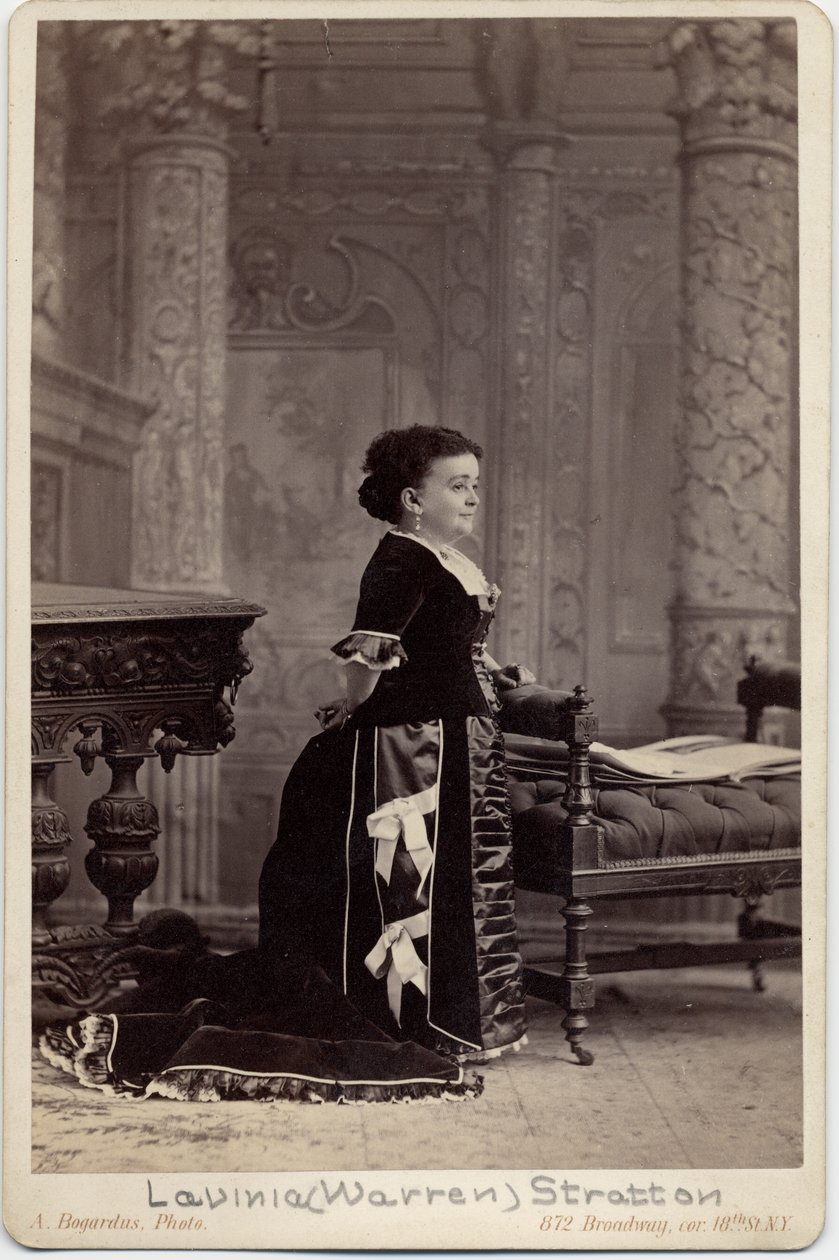 Mercy Lavinia Warren Bump Stratton, pseudonyme : Mme Tom Pouce (1841-1919), artiste, naine, épouse de Charles Sherwood Stratton, pseudonyme : Général Tom Pouce (1838-83) - American Photographer