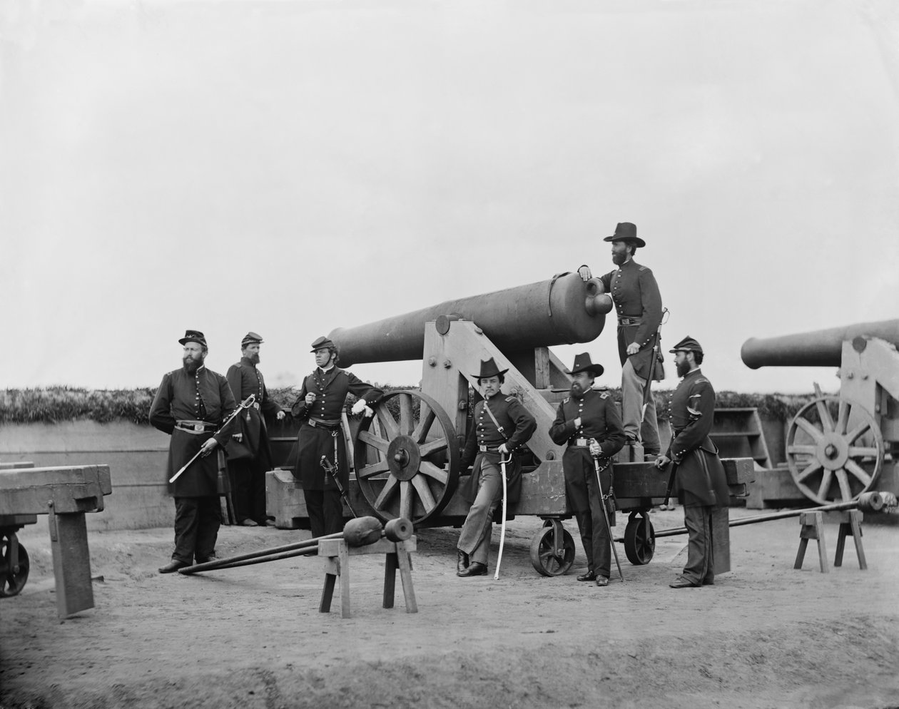 Officiers posant avec un canon lourd près de Washington, D.C., vers 1862 - American Photographer