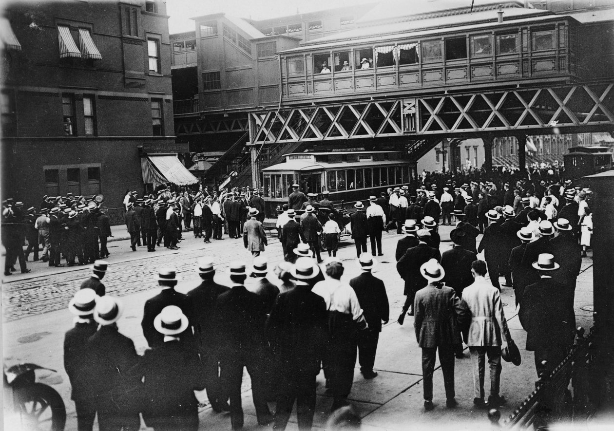 Grèves, tramways, New York. Voiture arrêtée sur la 86e rue et la 6e avenue, 1916 - American Photographer