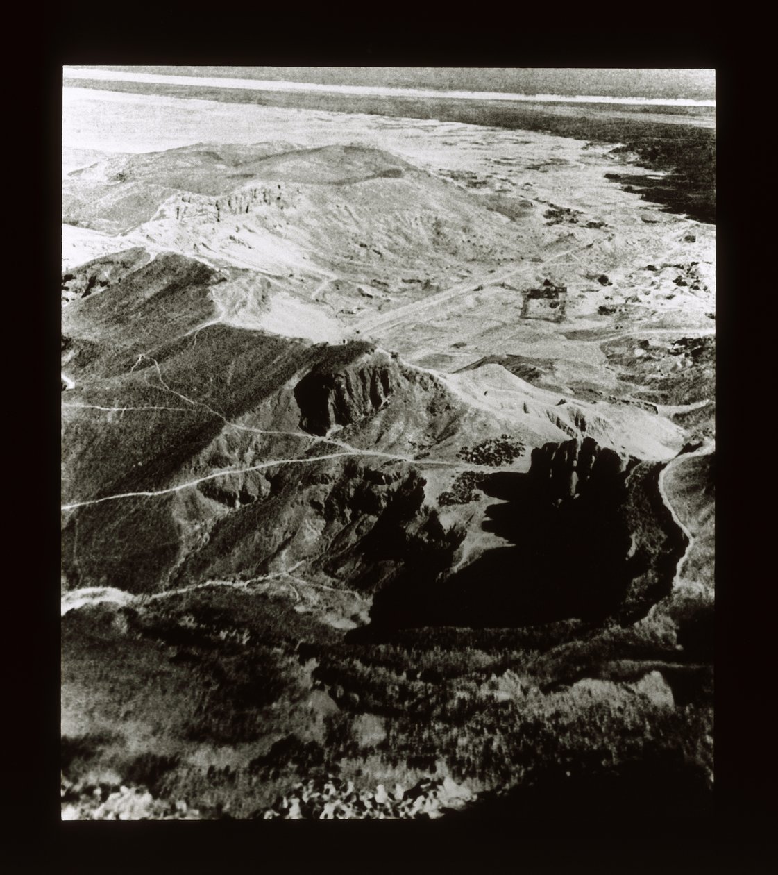 Vue du site des Temples à Deir El-Bahari - American Photographer