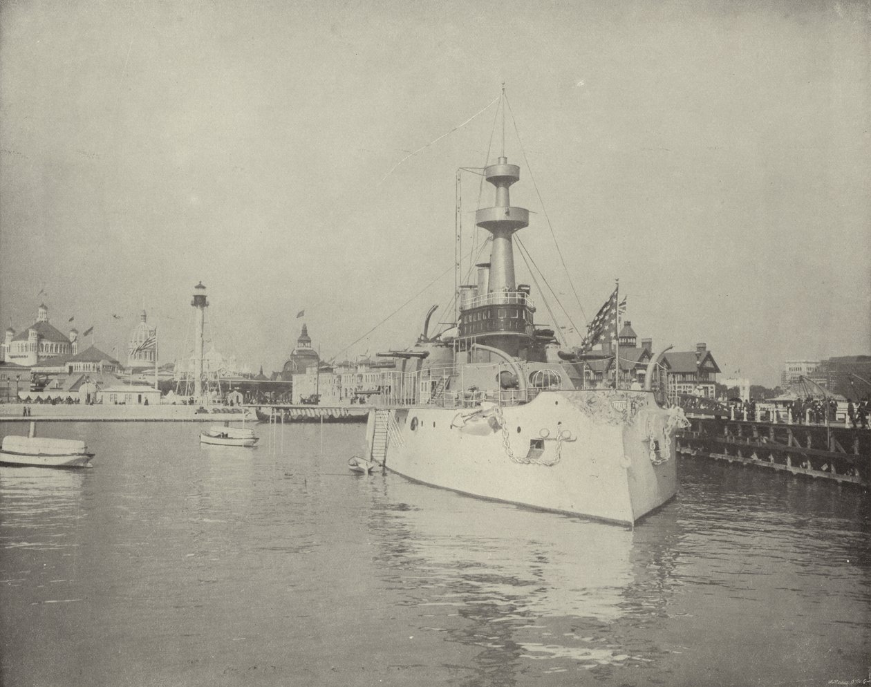 Vue de la station de sauvetage et du cuirassé - American Photographer