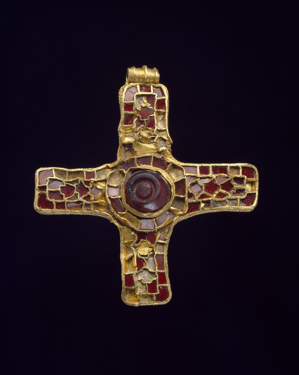 Croix (Croix de Holderness) (carbonate de calcium, grenat et or) - Anglo Saxon