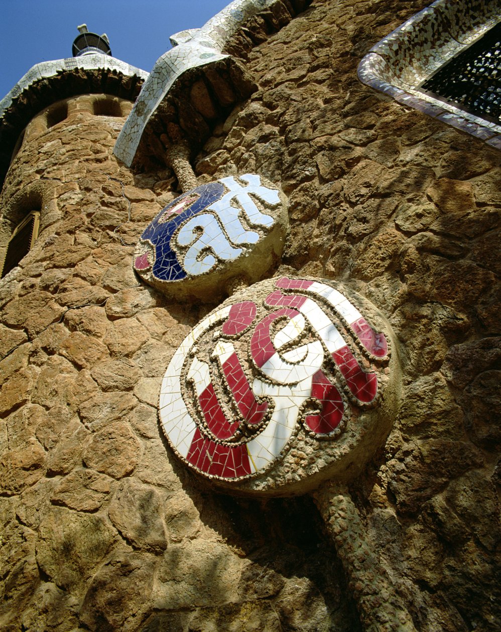 Enseigne en céramique pour le parc, sur la loge du portier, conçue en 1900-14 - Antonio Gaudi