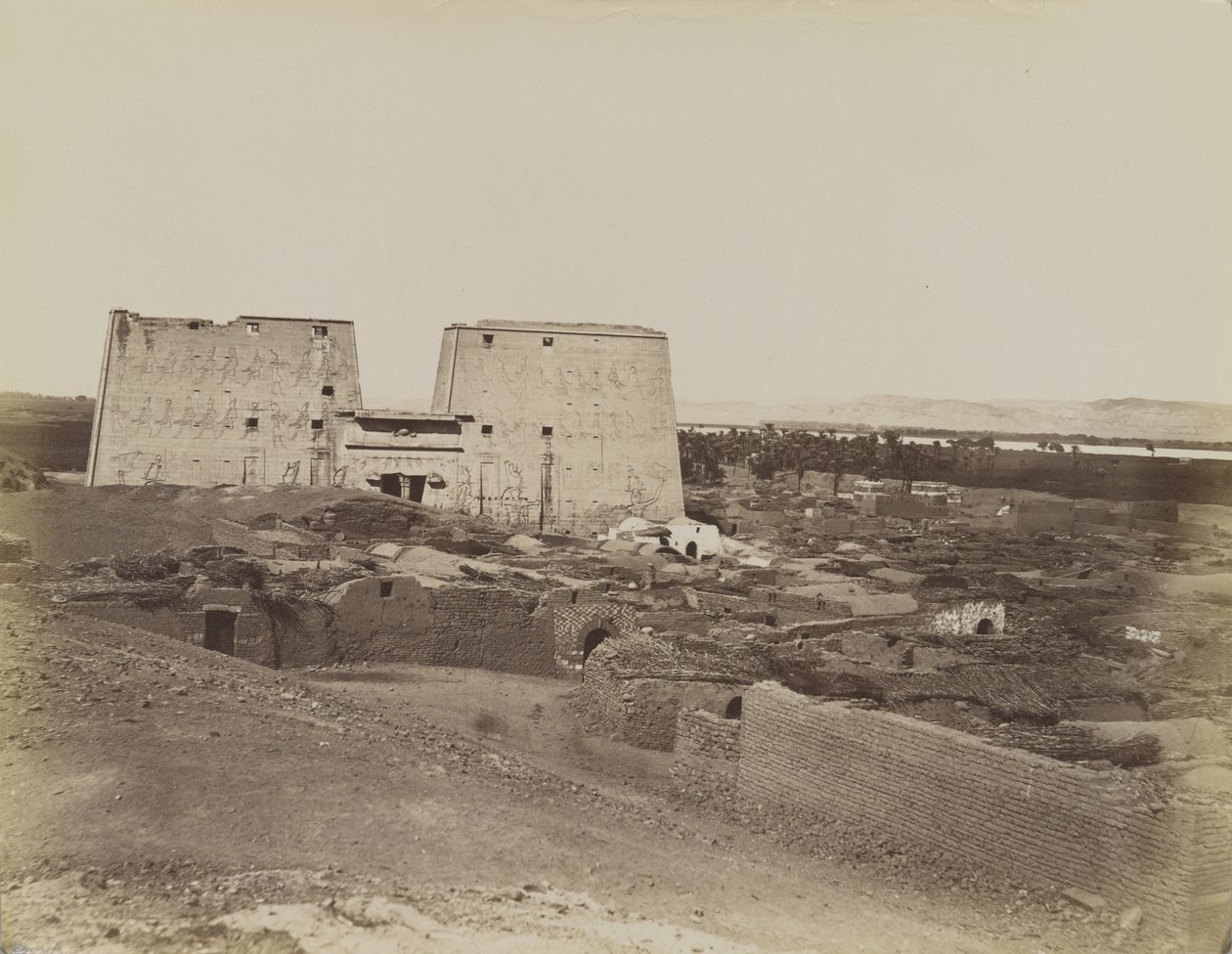 Edfou, vue du pylône et du village - Antonio Beato